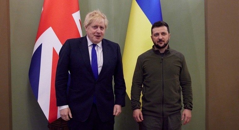 Johnson e Zelenski trataram de ajuda britânica ao governo ucraniano UKRAINIAN PRESIDENTIAL PRESS SERVICE/VIA REUTERS