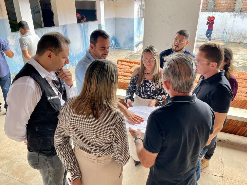 Secretária de Educação Adriana Carneiro durante visita onde funcionará a Creche Capitão Manoel Gomes