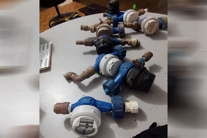 Com o suspeito, foram encontrados vários hidrômetros, equipamento utilizado pela Cagepa para medir o consumo de água dos imóveis. (Foto: Reprodução/Assessoria)