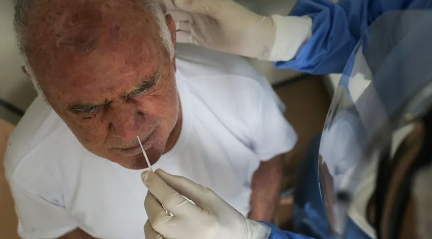 Profissional de saúde colhe material para teste de Covid-19 em Porto Alegre Diego Vara/Reuters (20.jan.2022)