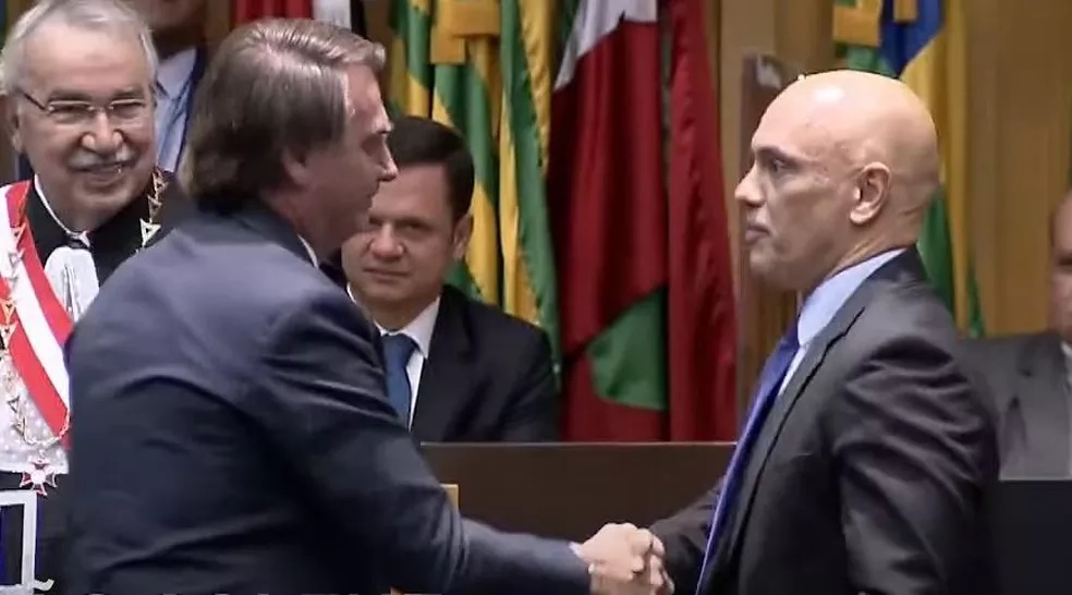 Bolsonaro e Alexandre de Moraes se cumprimentam em cerimônia em Brasília