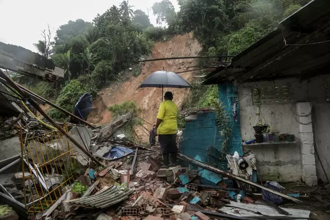 Morador observa destruição causada pelas chuvas em Recife Foto: Reuters