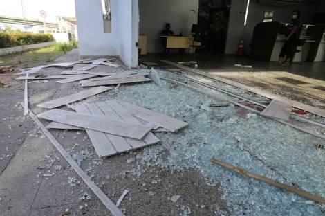 Estragos causados em uma delegacia de polícia no centro de Manaus, alvo de tiros - (Foto: NELSON ANTOINE/ESTADÃO CONTEÚDO-07/06/2021)