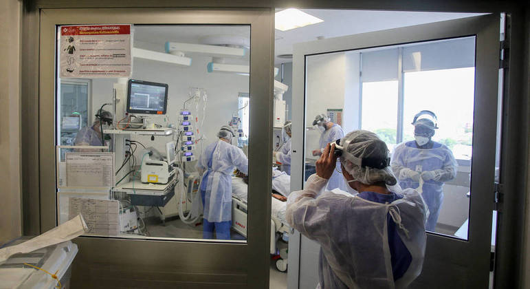 Número de novos casos de Covid-19 cresceu 144% em duas semanas no Brasil DIEGO VARA/REUTERS - 14.01.2022