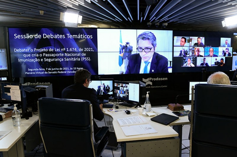 O senador Carlos Portinho (na tela) é o autor do projeto que prevê a criação do passaporte - Roque de Sá/Agência Senado