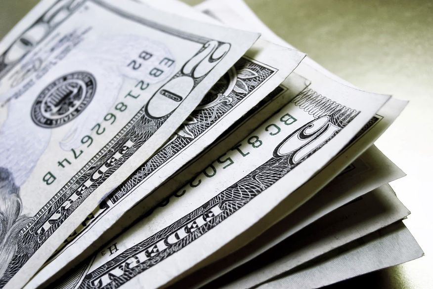 Juros mais altos nos EUA tendem a valorizar o dólar, já que elevam a atratividade da dívida norte-americana, considerada a mais segura do mundo. (Foto: Reprodução)