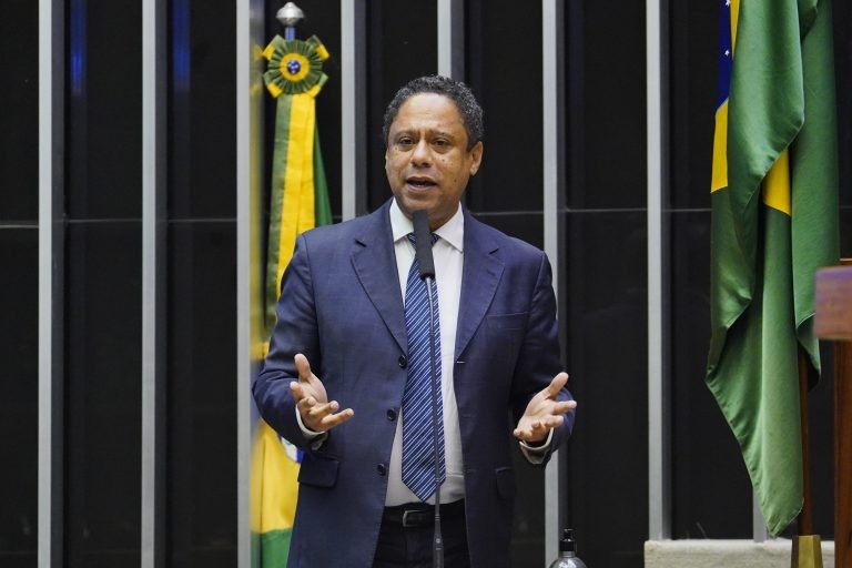 Orlando Silva: proposta quer evitar o esvaziamento das competências municipais - (Foto: Pablo Valadares/Câmara dos Deputados)