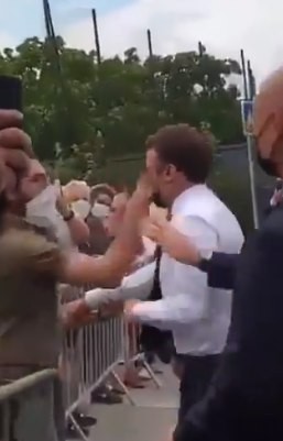 Emmanuel Macron é agredido - (Foto: Reprodução/Twitter)
