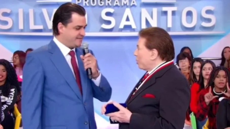 Reprodução/SBT Mulher na plateia de Silvio Santos fez o L com deputado pró-Bolsonaro presente