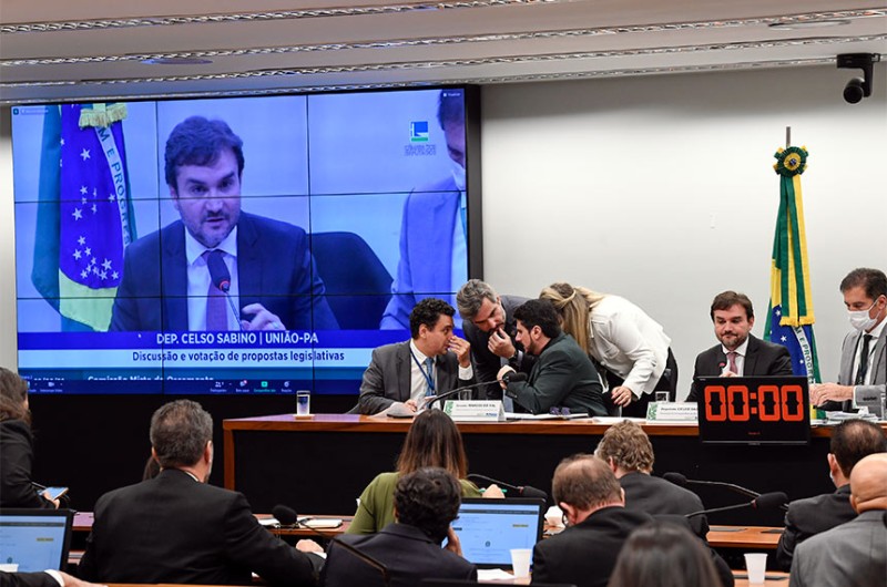 Senadores e deputados na reunião da CMO que aprovou o projeto da Lei de Diretrizes Orçamentárias, nesta quarta - Roque de Sá/Agência Senado
