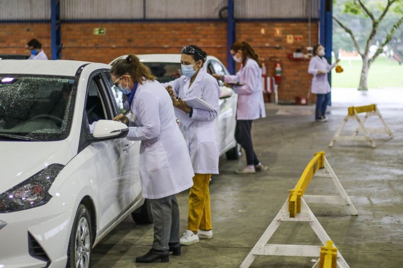 Professores e profissionais da Universidade Federal de Santa Maria recebem a vacina contra a covid-19 - (Foto: GABRIEL HAESBAERT/ISHOOT/ESTADÃO CONTEÚDO - 08.06.2021)