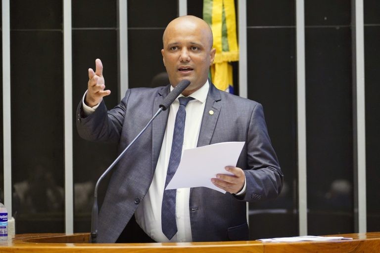 Hugo: proposta capacita o Estado a agir de modo mais contundente no combate à pandemia - (Foto: Pablo Valadares/Câmara dos Deputados)