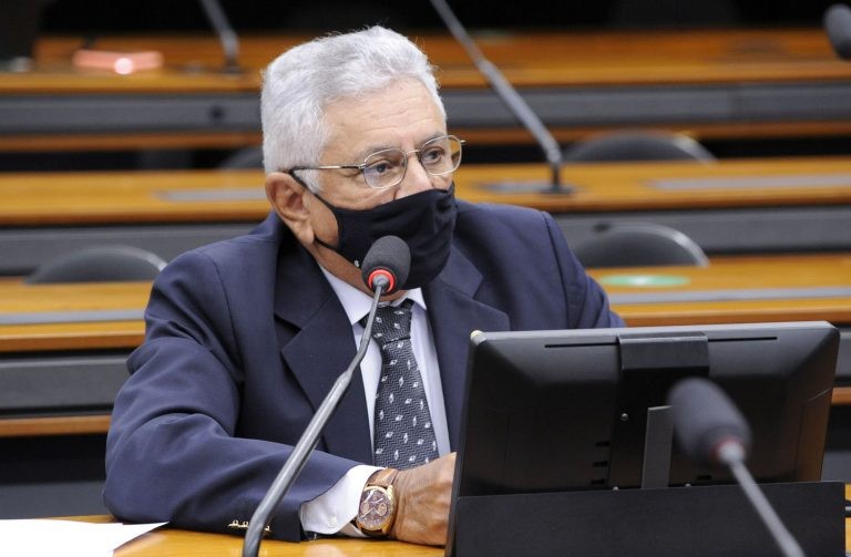 Costa retirou do projeto trecho que limitava benefícios - (Foto: Gustavo Sales/Câmara dos Deputados)