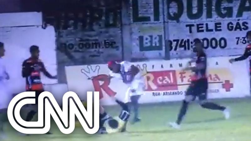 #CNNBrasil Árbitro é agredido por jogador durante partida de futebol e fica inconsciente | NOVO DIA